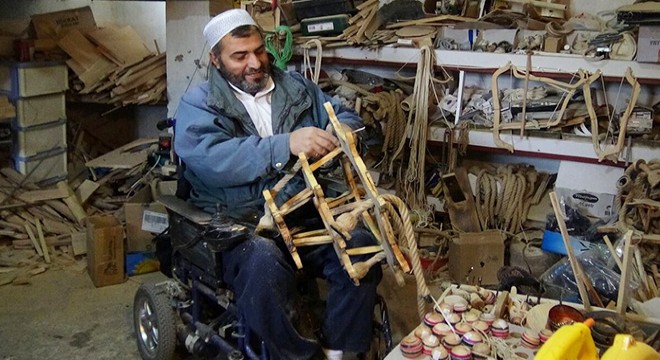 Tekerlekli sandalyede yaptığı ahşap ürünleri satıp, 4 çocuğunu okuttu