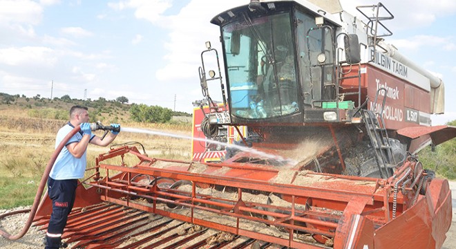 Tekirdağ'da biçerdöver tarlada alev aldı