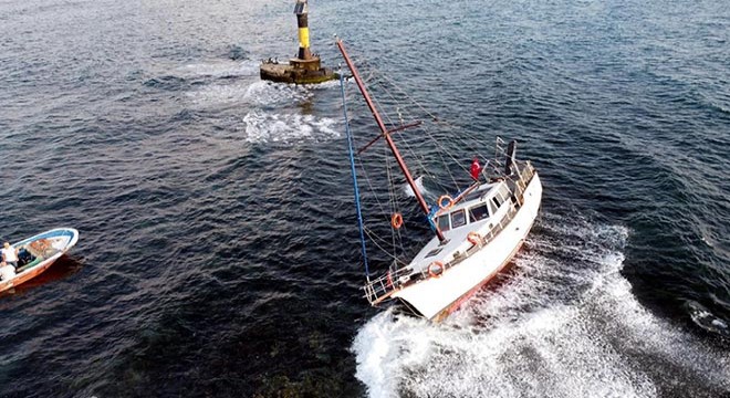 Tekirdağ'da kayalıklara çarpan yat kurtarılacak