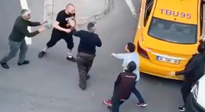 Tekmeli yumruklu trafik kavgası