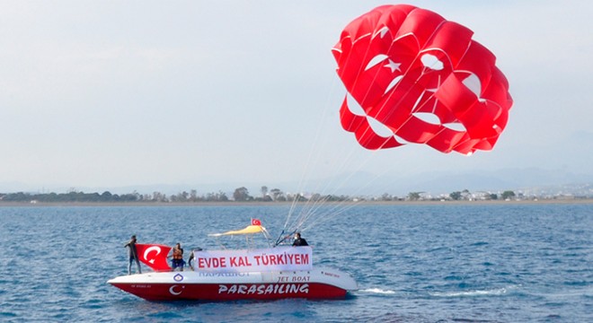 Tekne ve paraşütle 'Evde kal Türkiyem' çağrısı