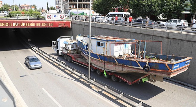 Tekne yüklü TIR, alt geçitten geçemedi