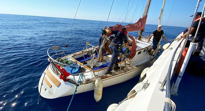 Tekne ile kaçmaya çalışan 17 FETÖ şüphelisi yakalandı