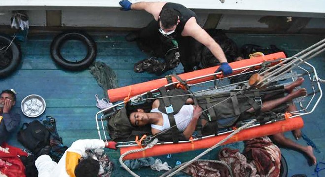 Teknede yarı baygın bulunan 17 düzensiz göçmen kurtarıldı