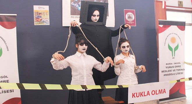 Teknoloji bağımlılığına canlı heykellerle dikkat çektiler