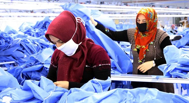 Tekstil fabrikasının kadın çalışanlarından tulum ve önlük üretimi