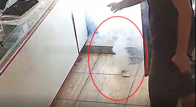 Telefon bataryası elinde patladı; o anlar kamerada