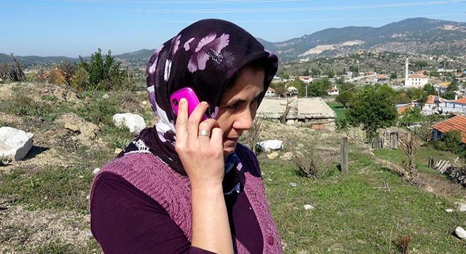 Telefonla konuşabilmek için çatılara, tepelere tırmanıyorlar