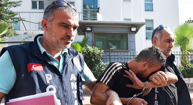 Telefonu gasbedip, 'Birine söylersen öldürürüm' diye tehdit etti
