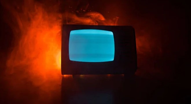 Televizyon patladı, evde yangın çıktı