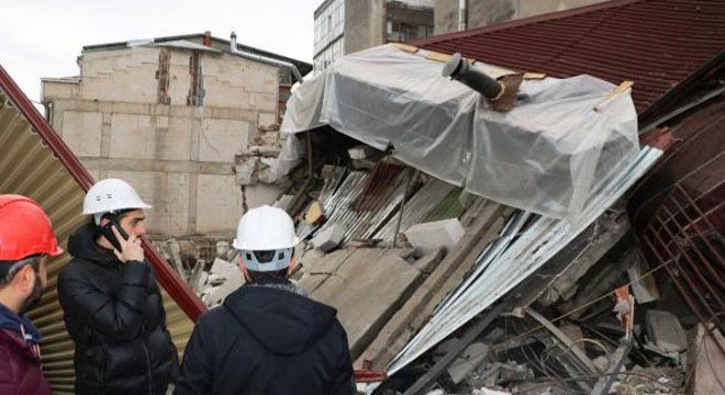 Temel kazısı sırasında bina çöktü