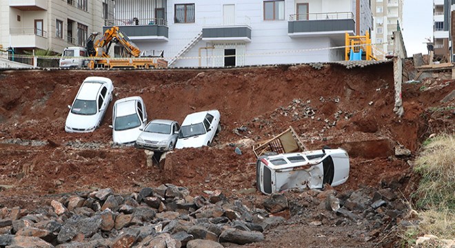 Temeli kazılan inşaatın istinat duvarının çöktü