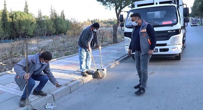 Temizlik işçileri buldukları cüzdanı sahibine teslim etti