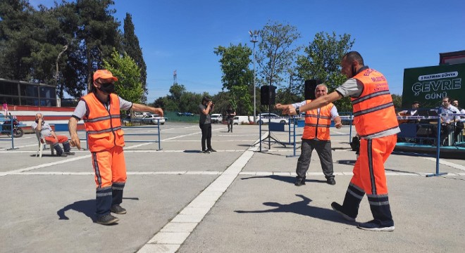 Temizlik görevlileri doyasıya eğlendi