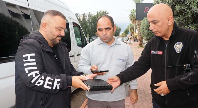 Temizlik işçisi, bulduğu el çantasını sahibine ulaştırdı