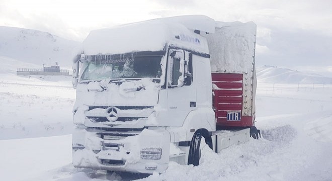 Tendürek Geçidi'nde tipi ulaşımı olumsuz etkiliyor