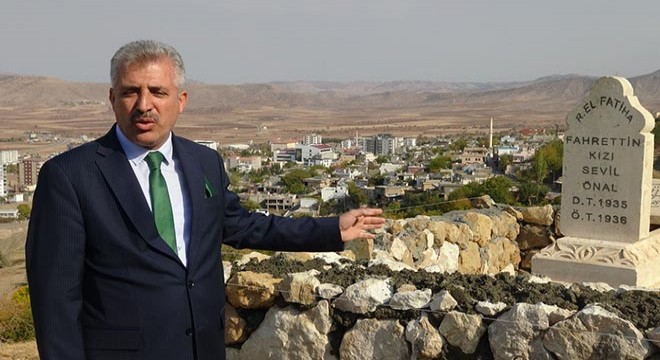 Tepedeki küçük mezarın yürek burkan hikayesi