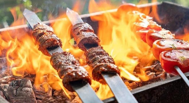 Terasta mangal, çatıyı yaktı