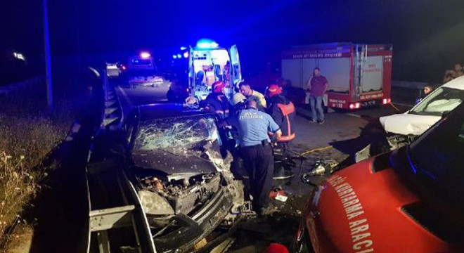 Ters şeride giren otomobil, hafif ticari araçla çarpıştı: 7 yaralı