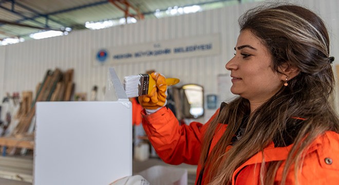 Teslime tabuları yıktı, marangoz tezgahının başına geçti
