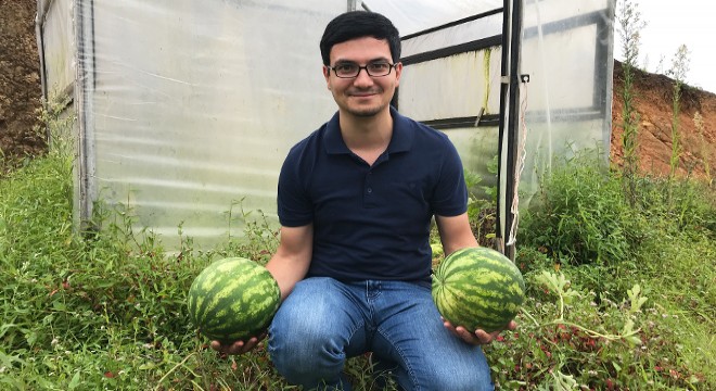 Teyze-yeğen, çekirdekten karpuz yetiştirdi