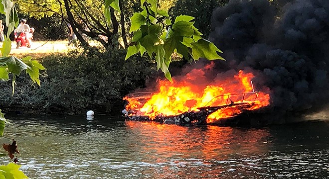 Thames Nehri’nde tekne yandı, yolcular nehre atlayarak kurtuldu