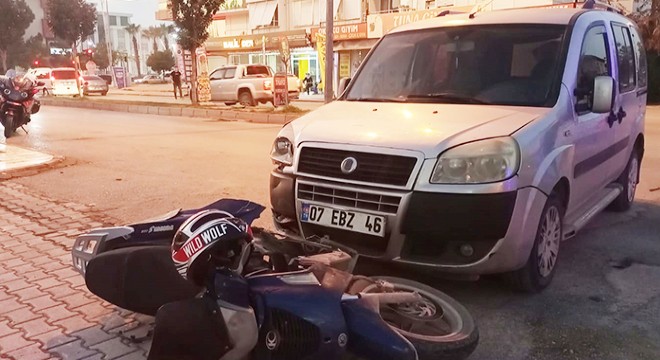 Ticari araçla çarpışan motokurye yaralandı