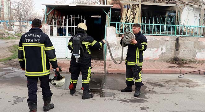 Tinerle sobayı tutuşturmak isterken evi yaktı