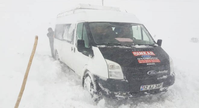 Tipide mahsur kalan minibüsteki 11 yolcu kurtarıldı