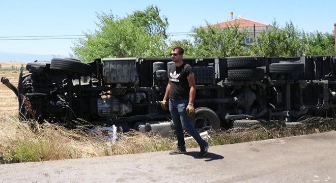 Tır devrildi; 2 yaralı