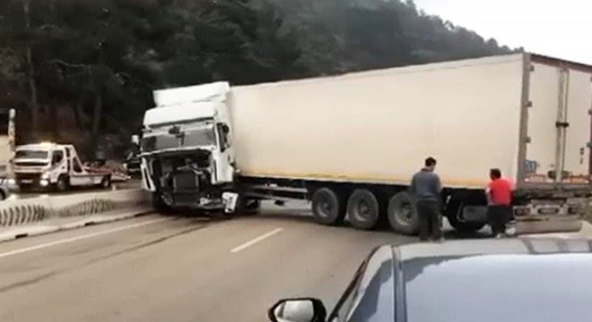 Tır kaza yaptı, trafik felç oldu