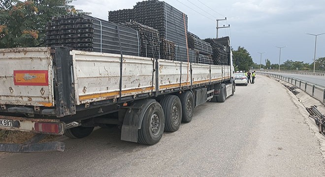 Tırdan düşen demir iskeleler yolu kapattı