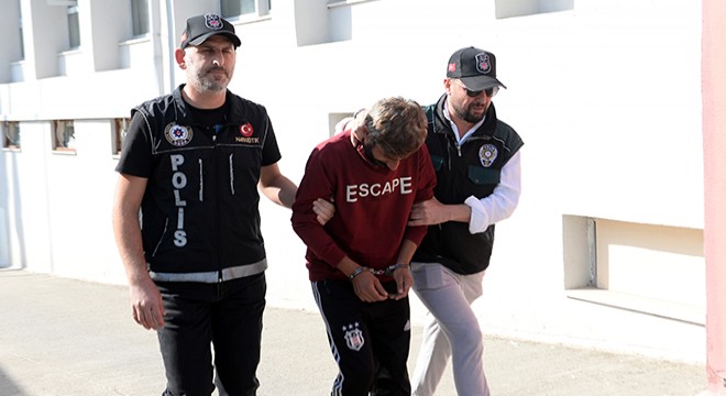 Tişörtünde ‘Kaçış’ yazan torbacı, kaçamadan yakalandı