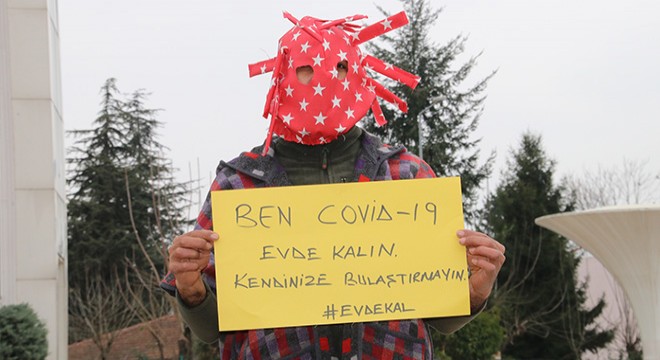Tiyatrocudan koronavirüs kostümlü 'evde kal' mesajı