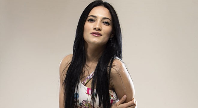 Tiyatroya aşık, hedefi oyuncu olmak