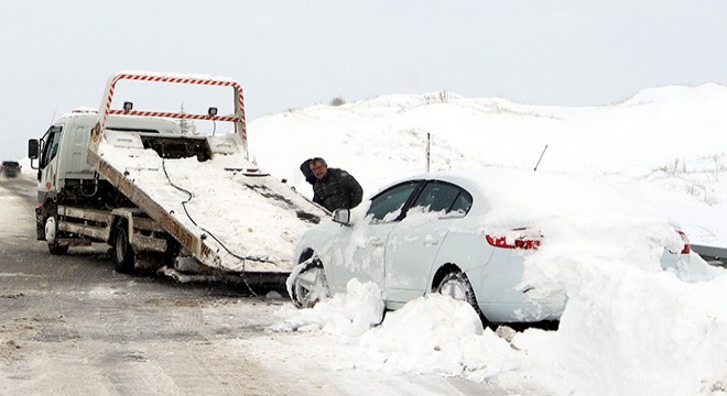 Tokat'ta karda kalan araçlar kurtarıldı