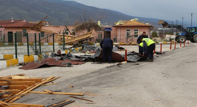 Tokat'ta kuvvetli rüzgar çatıları uçurdu, ağaçları devirdi