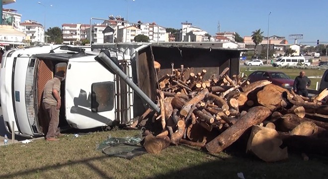 Tomruk yüklü kamyon devrildi; 1 yaralı