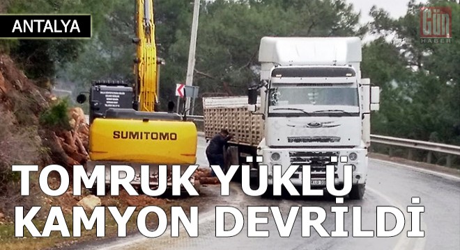 Tomruk yüklü kamyon devrildi