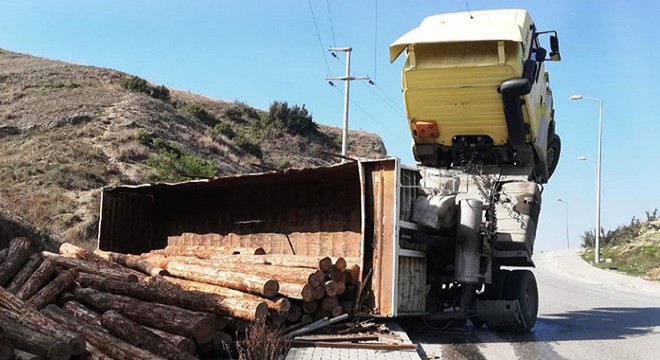 Tomruklar devrildi, TIR'ın çekicisi havada kaldı