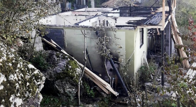 Topaktaş Yaylası'nda 3 ev yandı