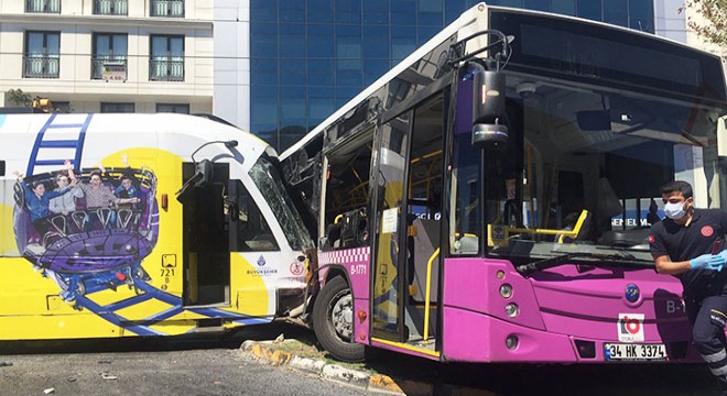 Tophane de tramvayla otobüs çarpıştı