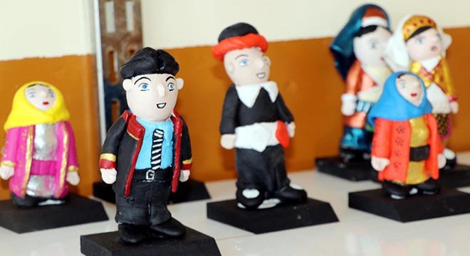 Topladıkları taşları hediyelik bebeğe dönüştürüyorlar
