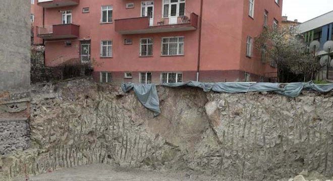 Toprak kayması nedeniyle bir apartman tahliye edildi