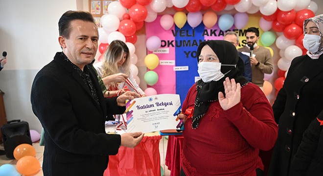 Torunlarının ders notlarıyla okuma yazmayı öğrendi