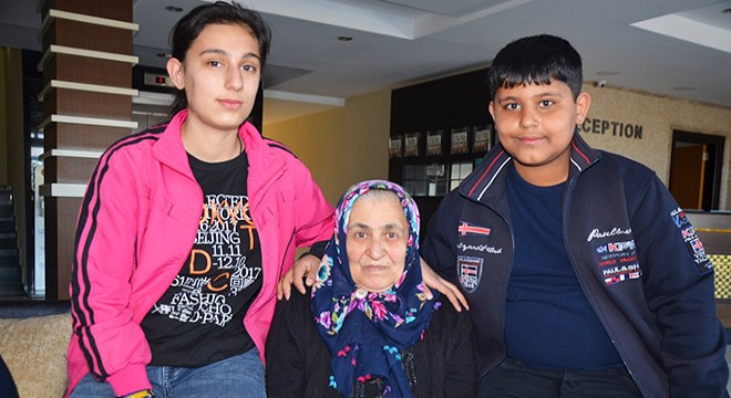 Torunlarıyla depreme yakalandı, 'Sürünerek dışarı çıktık' dedi
