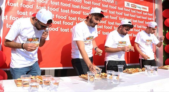 Tost ve sandviç yeme yarışması renkli görüntüler oluşturdu