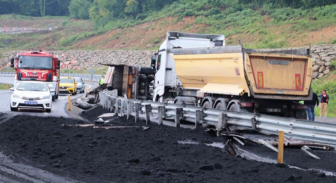 Toz kömür yüklü TIR devrildi, yol ulaşıma kapandı