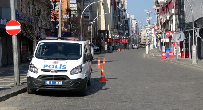 Trabzon'da cadde, sokaklar ve yollar boş kaldı