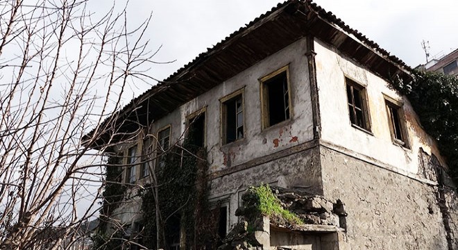 Trabzon'da defineciler tarihi evi talan etti